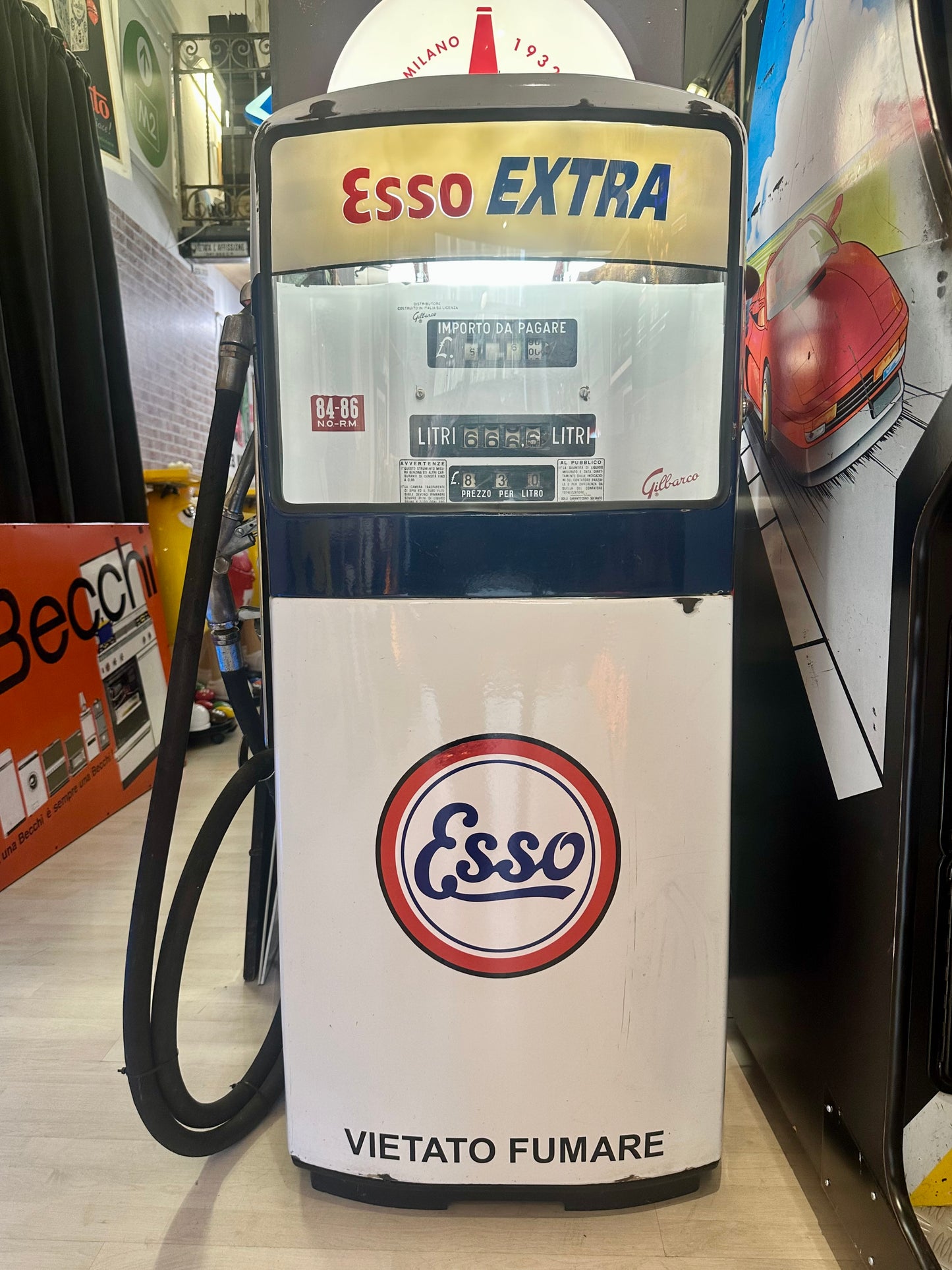 Distributore di benzina - Esso