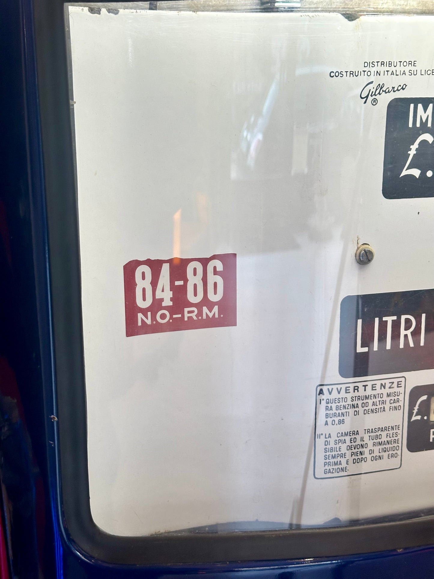 Distributore di benzina - Esso