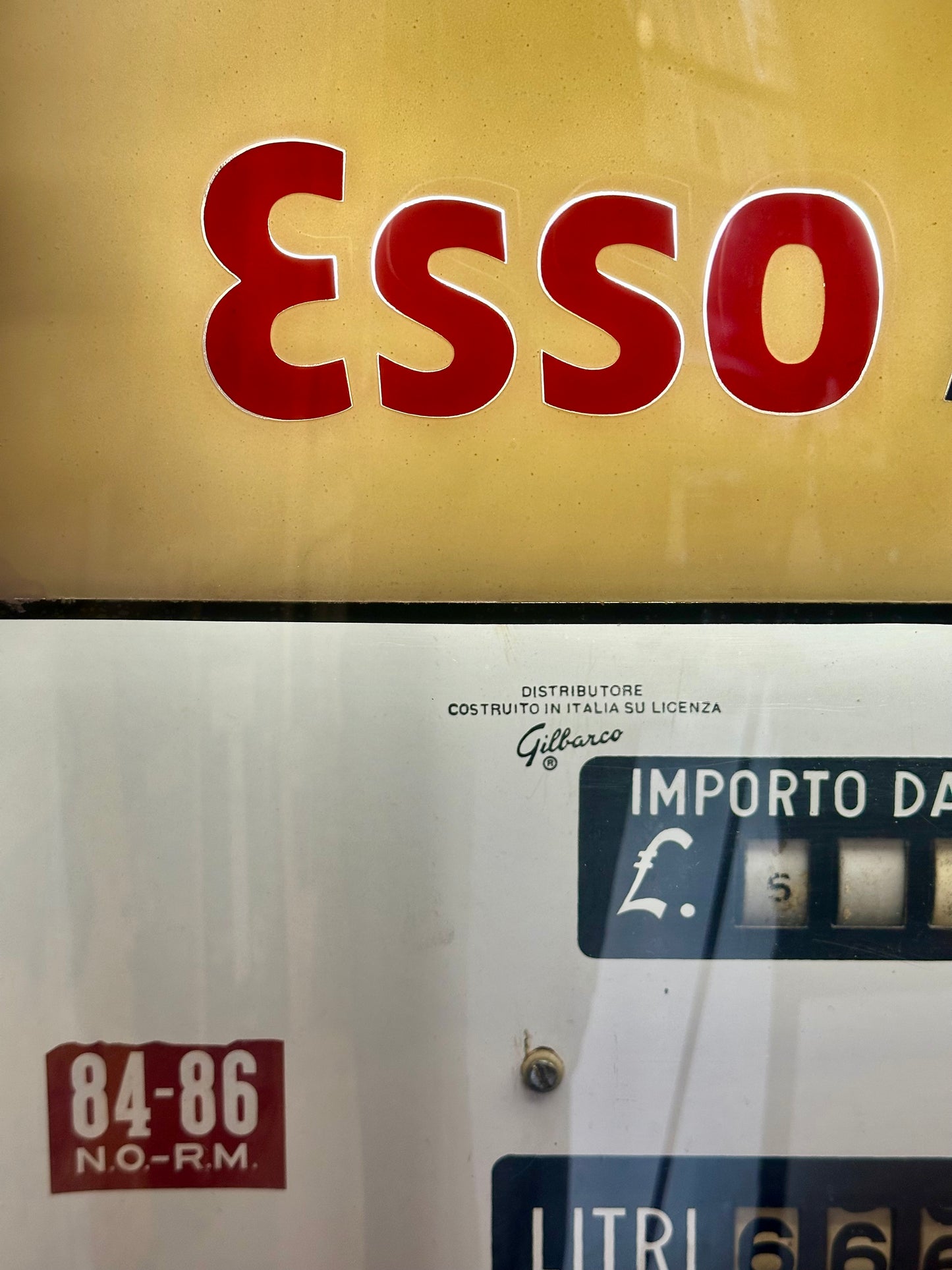 Distributore di benzina - Esso